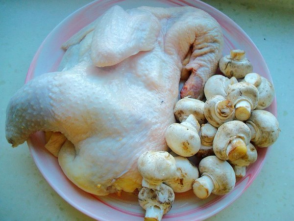 口菇燉土雞的做法-家常味燉菜譜-易網(wǎng)<a href=http://m.aoa7937.com/ target=_blank class=infotextkey>健康養(yǎng)生</a>網(wǎng) 口菇燉土雞的做法-家常味燉菜譜