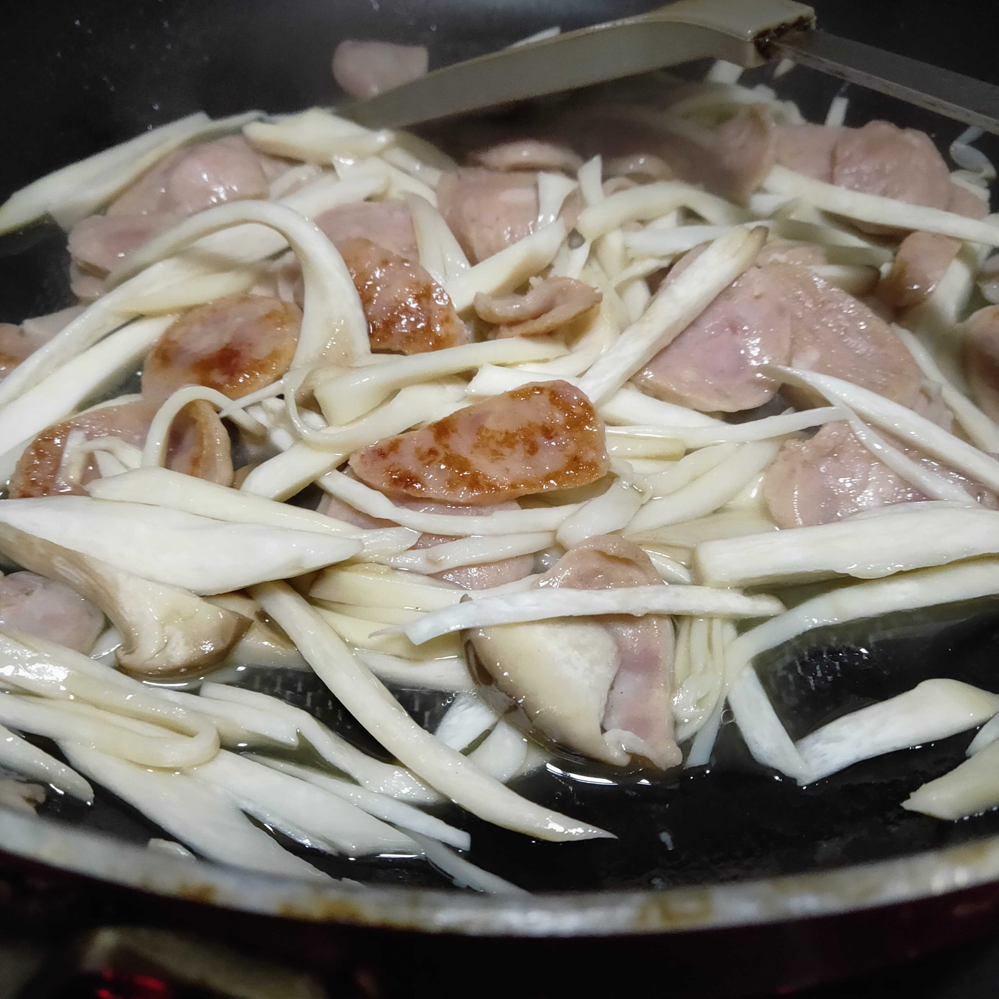 杏鮑菇炒肉腸的做法-咸鮮味炒菜譜