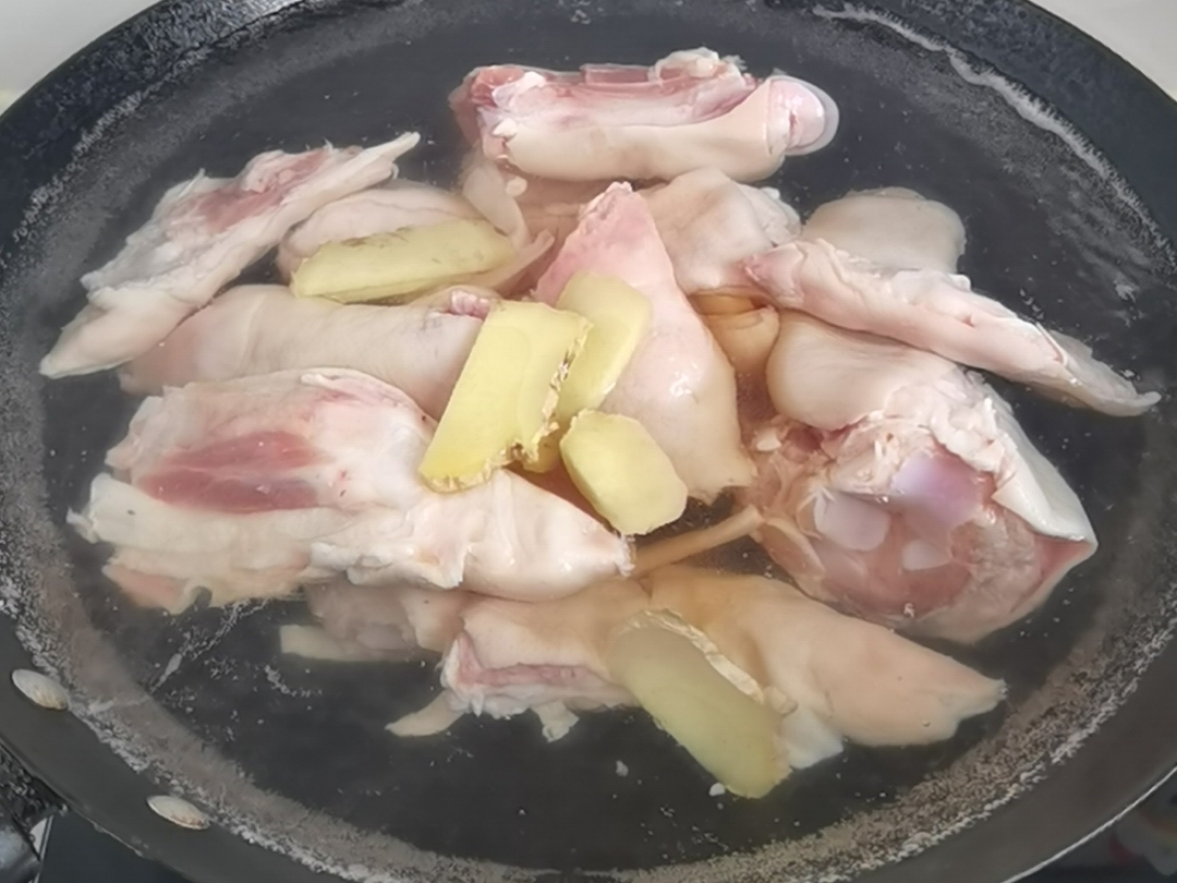 腐乳豬蹄-滿滿的膠原蛋白，軟糯不油膩，入口即化的做法-咸鮮味燉菜譜