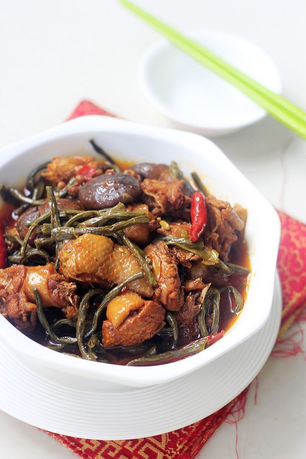 干豇豆香菇燒土雞的做法-香辣味燒菜譜-易網(wǎng)健康養(yǎng)生網(wǎng) 干豇豆香菇燒土雞的做法-香辣味燒菜譜