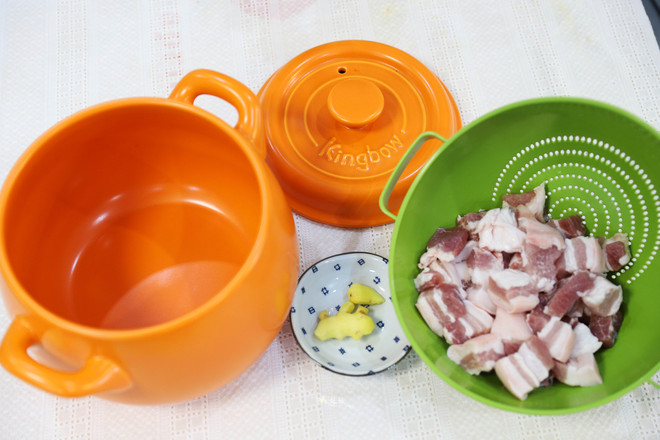 砂鍋紅燒肉的做法-咸鮮味煮菜譜-易網<a href=http://m.aoa7937.com/ target=_blank class=infotextkey>健康養生</a>網 砂鍋紅燒肉的做法-咸鮮味煮菜譜