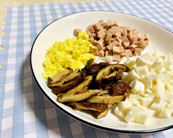 香芋蒸飯(素食)的做法-家常味煮菜譜-易網(wǎng)<a href=http://m.aoa7937.com/ target=_blank class=infotextkey>健康養(yǎng)生</a>網(wǎng) 香芋蒸飯(素食)的做法-家常味煮菜譜