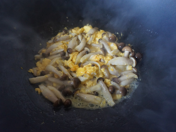 蟹味菇炒雞蛋的做法-家常味炒菜譜