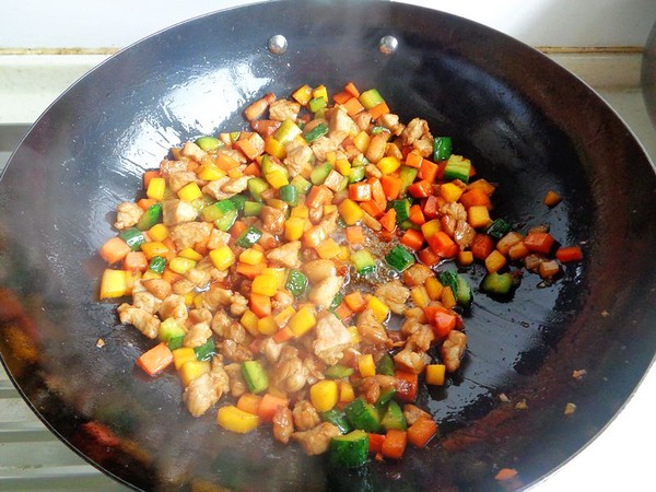 胡蘿卜黃瓜炒肉丁的做法-家常味炒菜譜