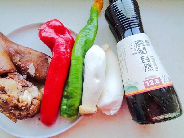 杏鮑菇炒豬耳朵的做法-家常味炒菜譜-易網<a href=http://m.aoa7937.com/ target=_blank class=infotextkey>健康養生</a>網 杏鮑菇炒豬耳朵的做法-家常味炒菜譜
