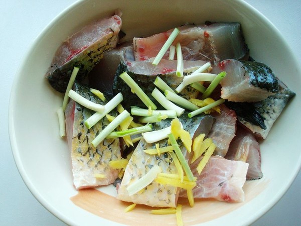 榨菜蒸魚(yú)的做法-咸鮮味蒸菜譜