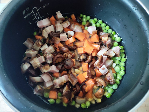電飯煲臘肉燜飯的做法-其它口味煮菜譜-易網健康養生網 電飯煲臘肉燜飯的做法-其它口味煮菜譜