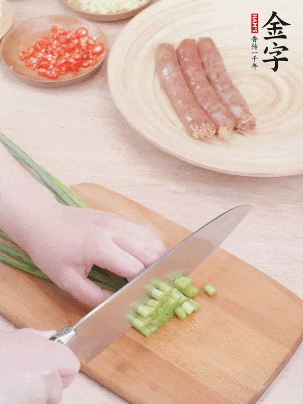 香腸小炒蒜苔的做法-香辣味炒菜譜-易網<a href=http://m.aoa7937.com/ target=_blank class=infotextkey>健康養生</a>網 香腸小炒蒜苔的做法-香辣味炒菜譜