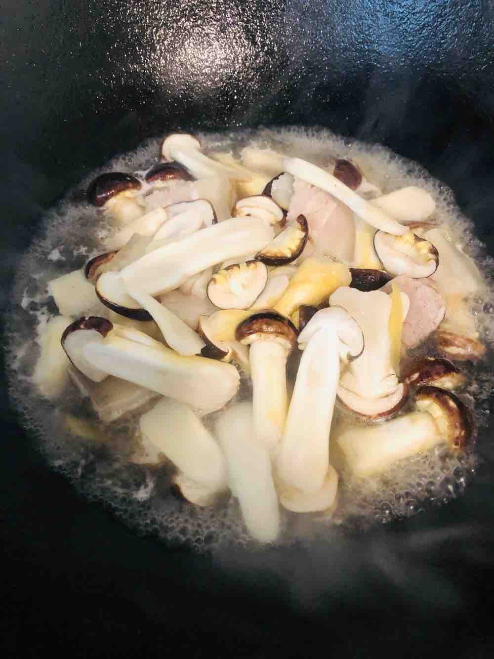 松茸炒肉片的做法-家常味炒菜譜-易網(wǎng)健康養(yǎng)生網(wǎng) 松茸炒肉片的做法-家常味炒菜譜