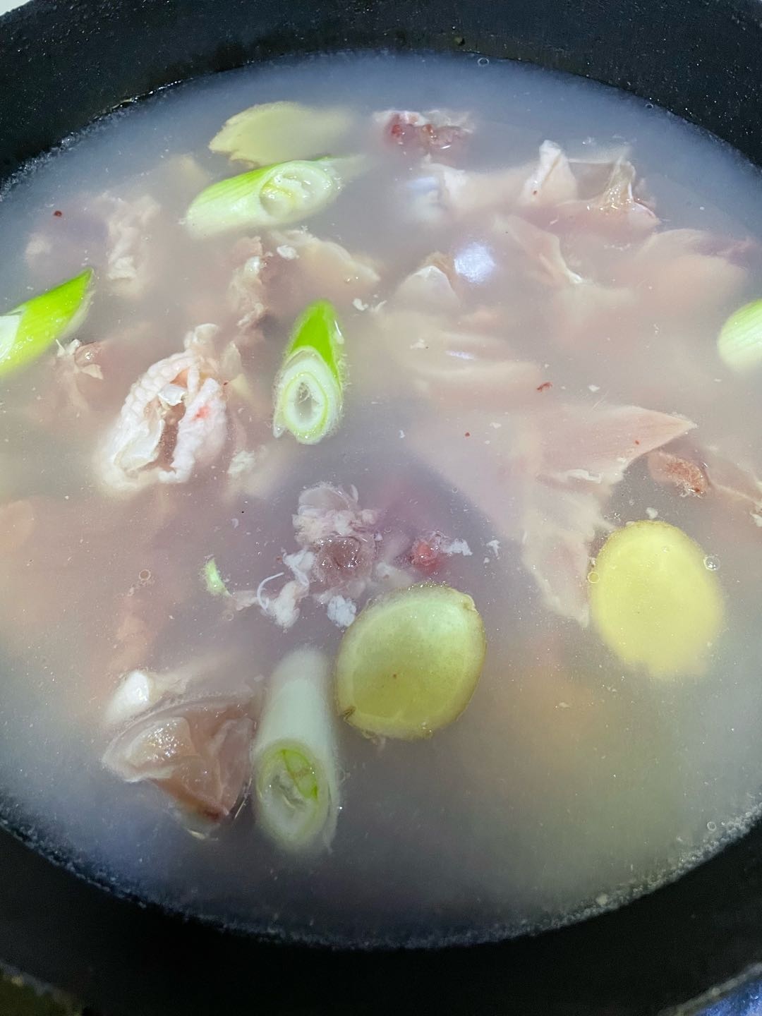 紅燜雞塊的做法-咸鮮味燜菜譜-易網<a href=http://m.aoa7937.com/ target=_blank class=infotextkey>健康養生</a>網 紅燜雞塊的做法-咸鮮味燜菜譜