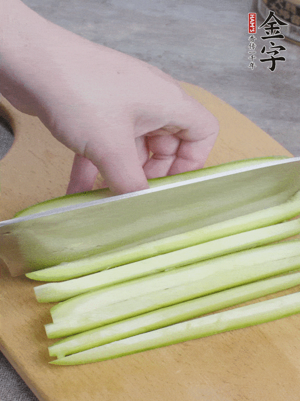 火腿醬炒西葫蘆的做法-麻辣味炒菜譜-易網<a href=http://m.aoa7937.com/ target=_blank class=infotextkey>健康養生</a>網 火腿醬炒西葫蘆的做法-麻辣味炒菜譜