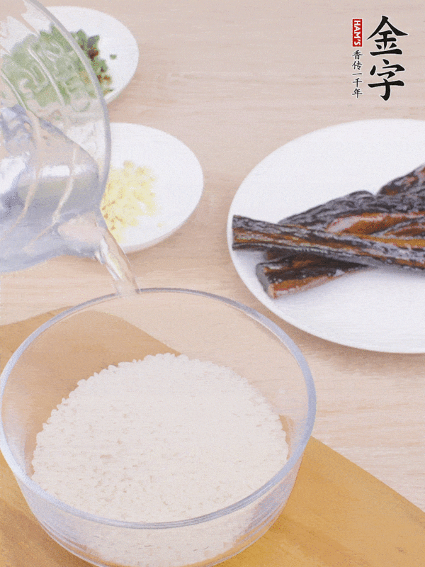 醬油肉蔥姜煲仔飯的做法-家常味煲菜譜-易網<a href=http://m.aoa7937.com/ target=_blank class=infotextkey>健康養生</a>網 醬油肉蔥姜煲仔飯的做法-家常味煲菜譜