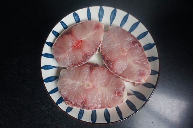 清蒸青魚的做法-家常味蒸菜譜-易網<a href=http://m.aoa7937.com/ target=_blank class=infotextkey>健康養生</a>網 清蒸青魚的做法-家常味蒸菜譜