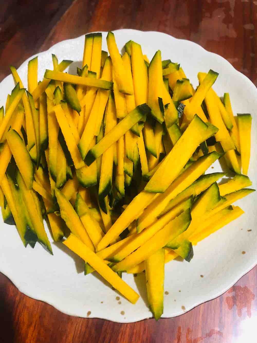南瓜炒肉絲的做法-家常味炒菜譜-易網<a href=http://m.aoa7937.com/ target=_blank class=infotextkey>健康養生</a>網 南瓜炒肉絲的做法-家常味炒菜譜