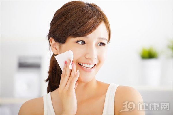 冬天是否應(yīng)該使用爽膚水呢? 冬天是否應(yīng)該使用爽膚水呢?