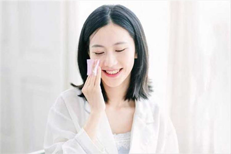 為什么說肌膚問題多靠保濕保養，如何給皮膚補水最關鍵