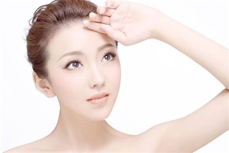 臉上出油是什么原因？想要控油不要只是補(bǔ)水