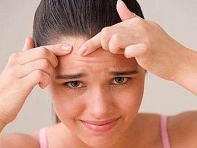 女生額頭長痘的原因，對(duì)癥下藥才能有干凈肌膚