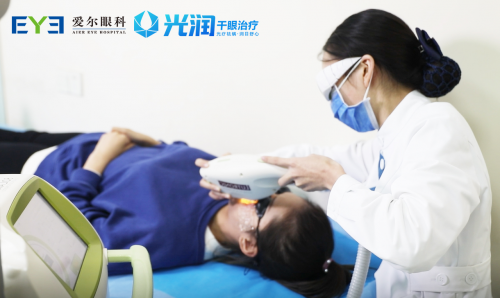 美妝達(dá)人全程直播干眼癥治療過(guò)程 光潤(rùn)干眼治療效果獲