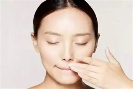 嘴唇干裂脫皮怎么辦？女性保養(yǎng)嘴唇只需做到這四點(diǎn)