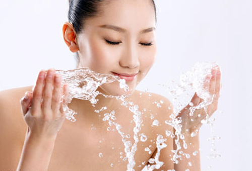 掌握正確洗臉方式 改善粗糙膚質-易網健康<a href=http://m.aoa7937.com/jkys/ target=_blank class=infotextkey>養生</a>網 掌握正確洗臉方式 改善粗糙膚質