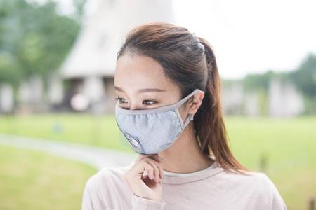 女生長時間戴口罩導致長痘，專家告訴你預防和治療的方法
