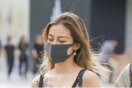 女生長時間戴口罩導致長痘，專家告訴你預防和治療的方法