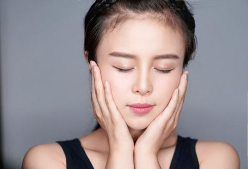 簡單有效的美白小妙招 讓皮膚白白嫩嫩-易網(wǎng)<a href=http://m.aoa7937.com/ target=_blank class=infotextkey>健康養(yǎng)生</a>網(wǎng) 簡單有效的美白小妙招 讓皮膚白白嫩嫩