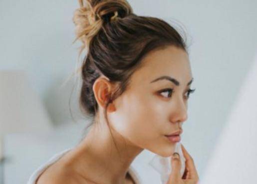 護膚小常識:旅行中六種護膚小妙招才能簡單高效?-易網健康<a href=http://m.aoa7937.com/jkys/ target=_blank class=infotextkey>養生</a>網 護膚小常識:旅行中六種護膚小妙招才能簡單高效?