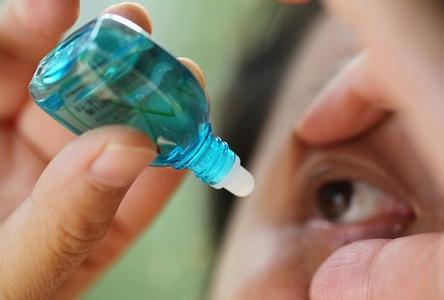 眼藥水怎么滴?小編分享正確步驟-易網(wǎng)健康<a href=http://m.aoa7937.com/jkys/ target=_blank class=infotextkey>養(yǎng)生</a>網(wǎng) 眼藥水怎么滴?小編分享正確步驟
