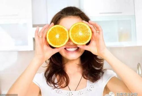 維生素c什么時候吃好?小編分享三個最佳時間-易網健康<a href=http://m.aoa7937.com/jkys/ target=_blank class=infotextkey>養生</a>網 維生素c什么時候吃好?小編分享三個最佳時間