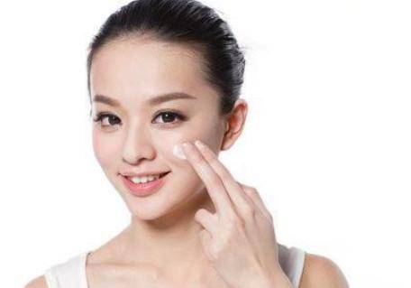護(hù)膚知識(shí)大全:孕期護(hù)膚品怎么選?五種產(chǎn)品要慎用-易網(wǎng)<a href=http://m.aoa7937.com/ target=_blank class=infotextkey>健康養(yǎng)生</a>網(wǎng) 護(hù)膚知識(shí)大全:孕期護(hù)膚品怎么選?五種產(chǎn)品要慎用