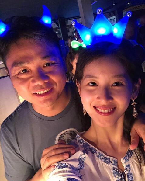 網友偶遇章澤天劉強東 奶茶妹妹素顏甜笑少女肌贏了！