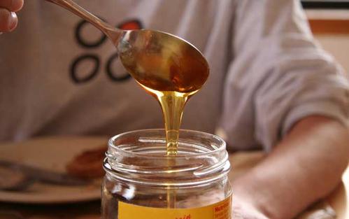 經(jīng)常喝蜂蜜水對皮膚有什么好處 如何正確喝蜂蜜水