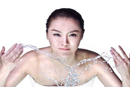 日常快速美白的方法，女性亮白皮膚的六個(gè)妙招