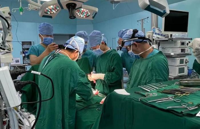 心臟長在體外！醫生合力將“外心人”嬰兒心臟歸位