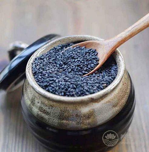 夏季多吃4種食物，防掉發(fā)、白發(fā)，每天吃沒有頭皮屑