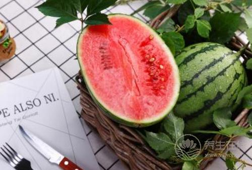 夏季吃西瓜解暑，要注意這幾個(gè)時(shí)間段
