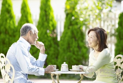 夏季老年人得如何保健？