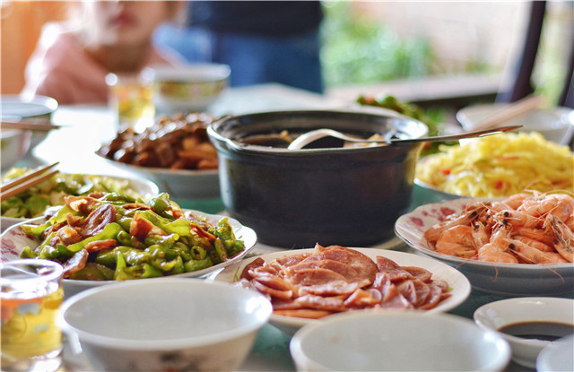 每逢過年胖三斤，那么過年吃飯怎么避免長肉？