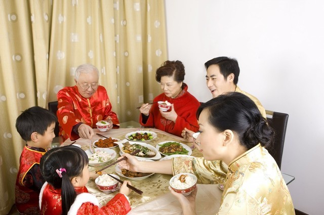 春節在家狀態是怎樣?說的就是你!-易網健康<a href=http://m.aoa7937.com/jkys/ target=_blank class=infotextkey>養生</a>網 春節在家狀態是怎樣?說的就是你!