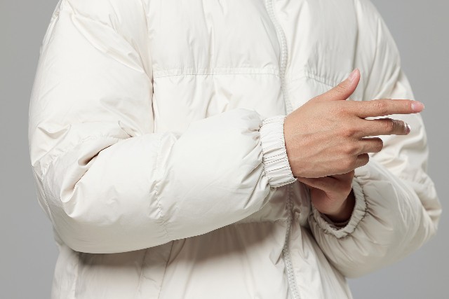 羽絨服越沉越好嗎?好多人都選錯(cuò)了!-易網(wǎng)健康<a href=http://m.aoa7937.com/jkys/ target=_blank class=infotextkey>養(yǎng)生</a>網(wǎng) 羽絨服越沉越好嗎?好多人都選錯(cuò)了!