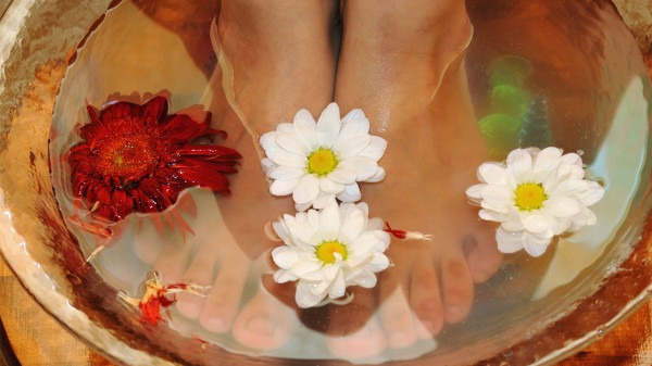 夏天什么時候泡腳最好 夏天泡腳泡多久最好-易網健康<a href=http://m.aoa7937.com/jkys/ target=_blank class=infotextkey>養(yǎng)生</a>網 夏天什么時候泡腳最好 夏天泡腳泡多久最好