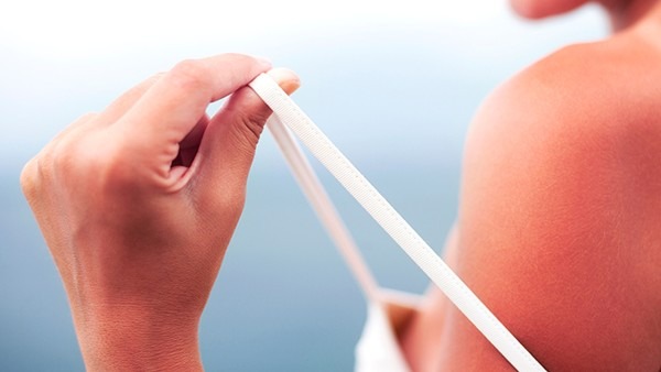 夏季曬傷后怎么辦?這樣做好防曬-易網(wǎng)健康<a href=http://m.aoa7937.com/jkys/ target=_blank class=infotextkey>養(yǎng)生</a>網(wǎng) 夏季曬傷后怎么辦?這樣做好防曬