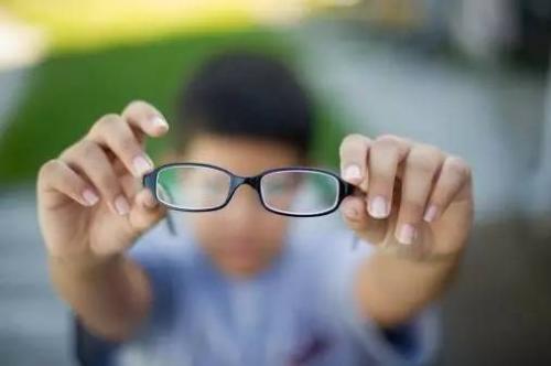 戴上眼鏡后更要防近視