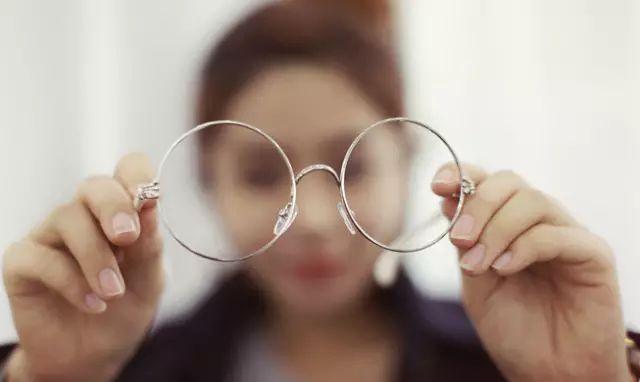 戴眼鏡會不會反而加深近視？遠(yuǎn)離近視注意四大細(xì)節(jié)!