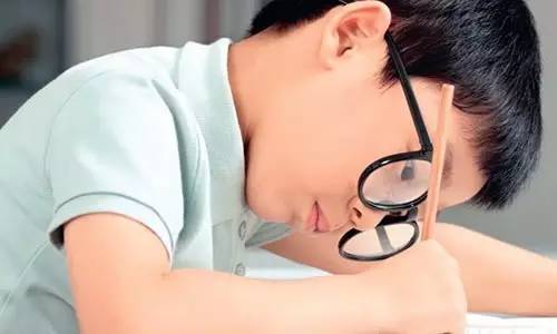 假性近視如何判斷？九個細節認清孩子是否近視！