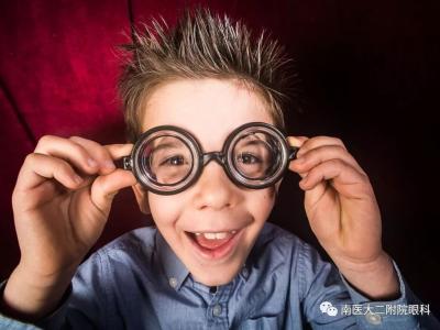戴眼鏡后，眼睛度數(shù)不斷的增加，到底是誰的錯？