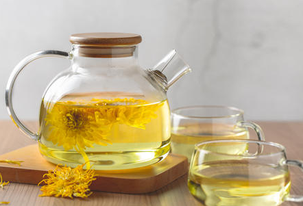 感冒可以喝菊花茶嗎-易網<a href=http://m.aoa7937.com/ target=_blank class=infotextkey>健康養生</a>網 感冒可以喝菊花茶嗎