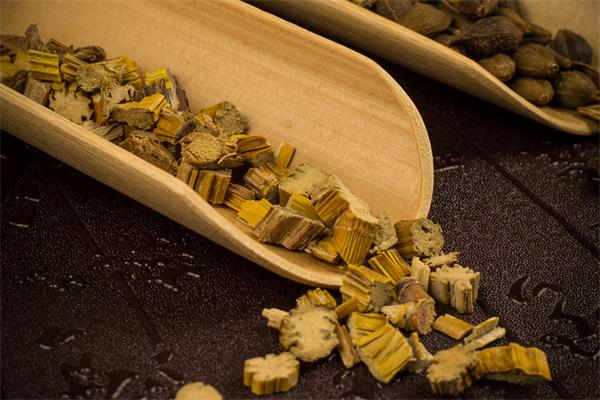 苦參的功效與作用 苦參凝膠的功效-易網健康<a href=http://m.aoa7937.com/jkys/ target=_blank class=infotextkey>養生</a>網 苦參的功效與作用 苦參凝膠的功效